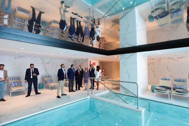 La alcaldesa subraya que la marca Marbella “hoy brilla más aún con la apertura del establecimiento hotelero que supone el regreso del Club Med a España”
